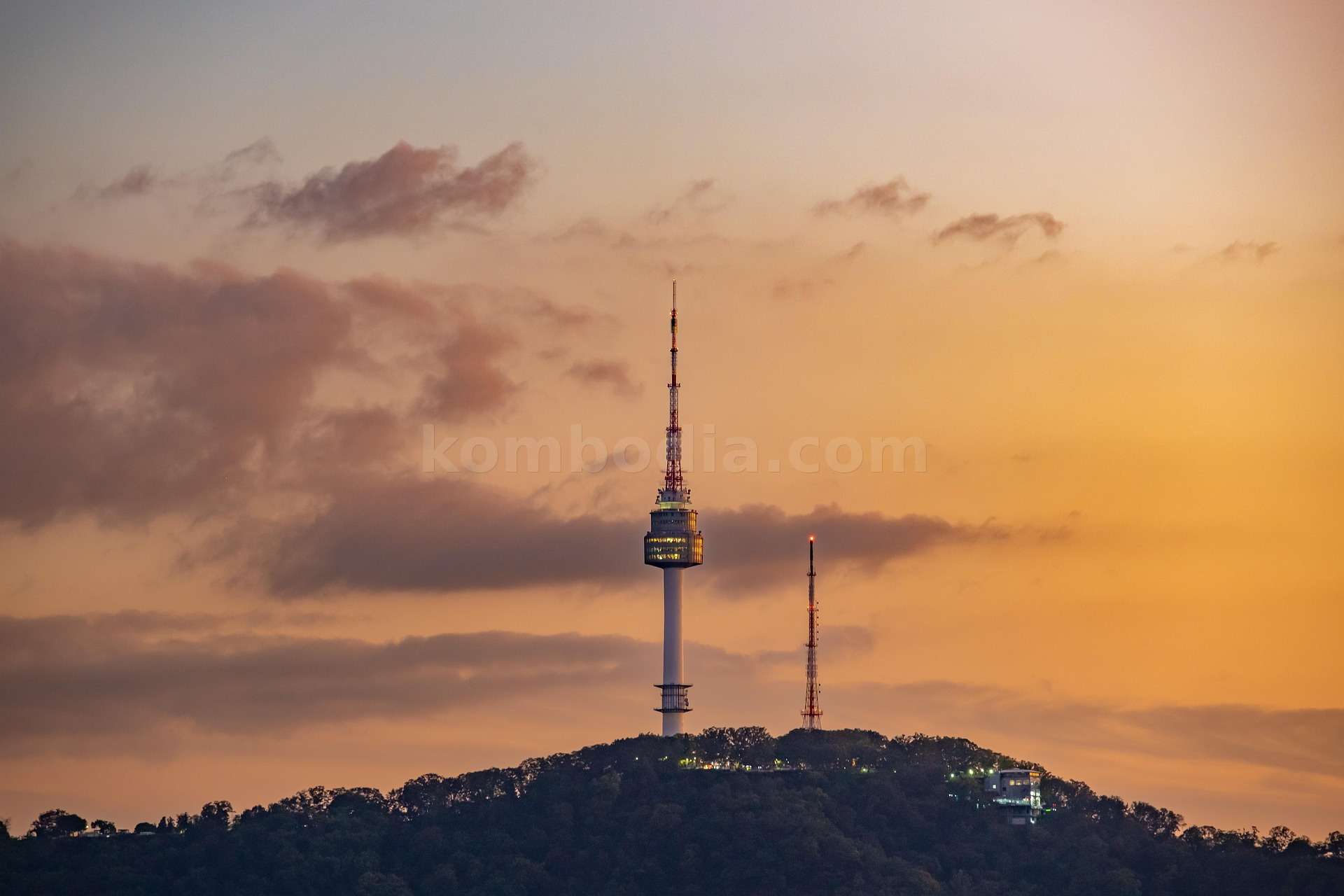 N Seoul Tower កន្លែងដ៏ល្អបំផុតដើម្បីមើលទីក្រុងសេអ៊ូលទាំងមូល